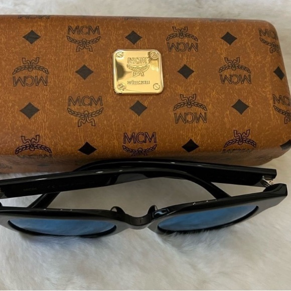 NWOT Ladies MCM Black Sunglasses With Original Case And Cloth - Picture 5 of 11